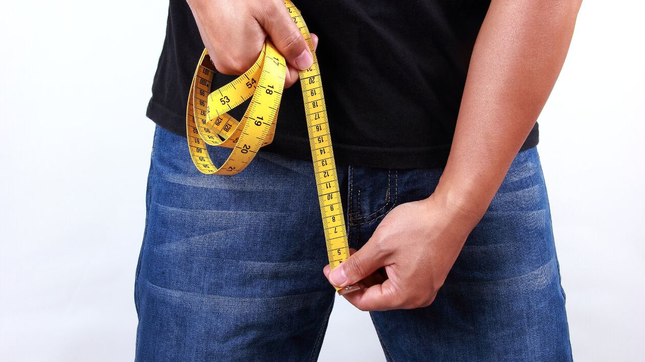 Mann misst den Penis vor der Vergrößerung